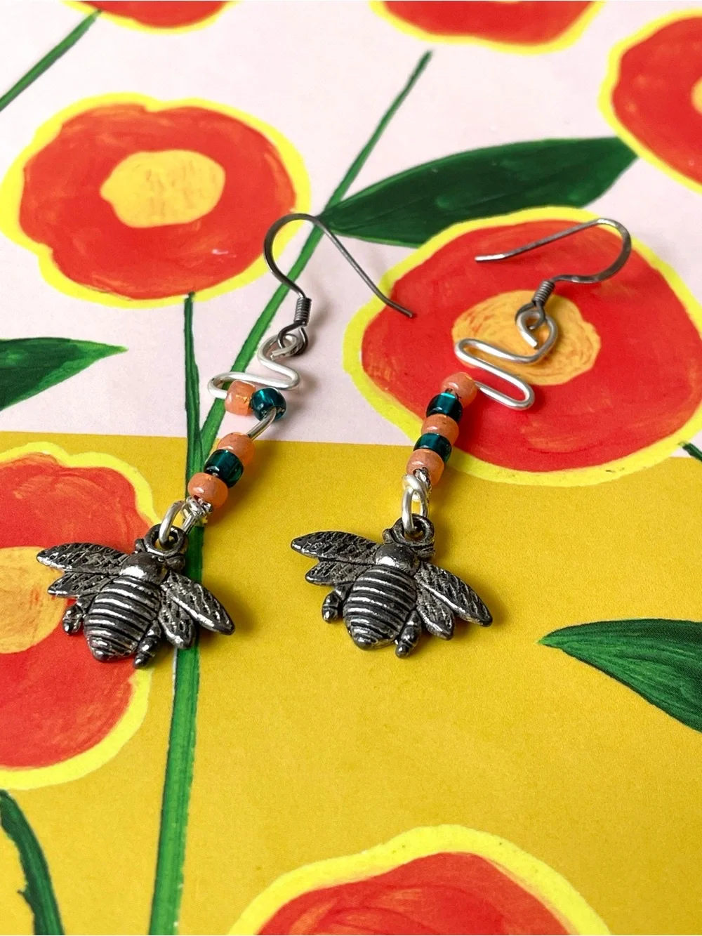 Cute silvertone & beaded dangly bee earrings wilderkind garden summer